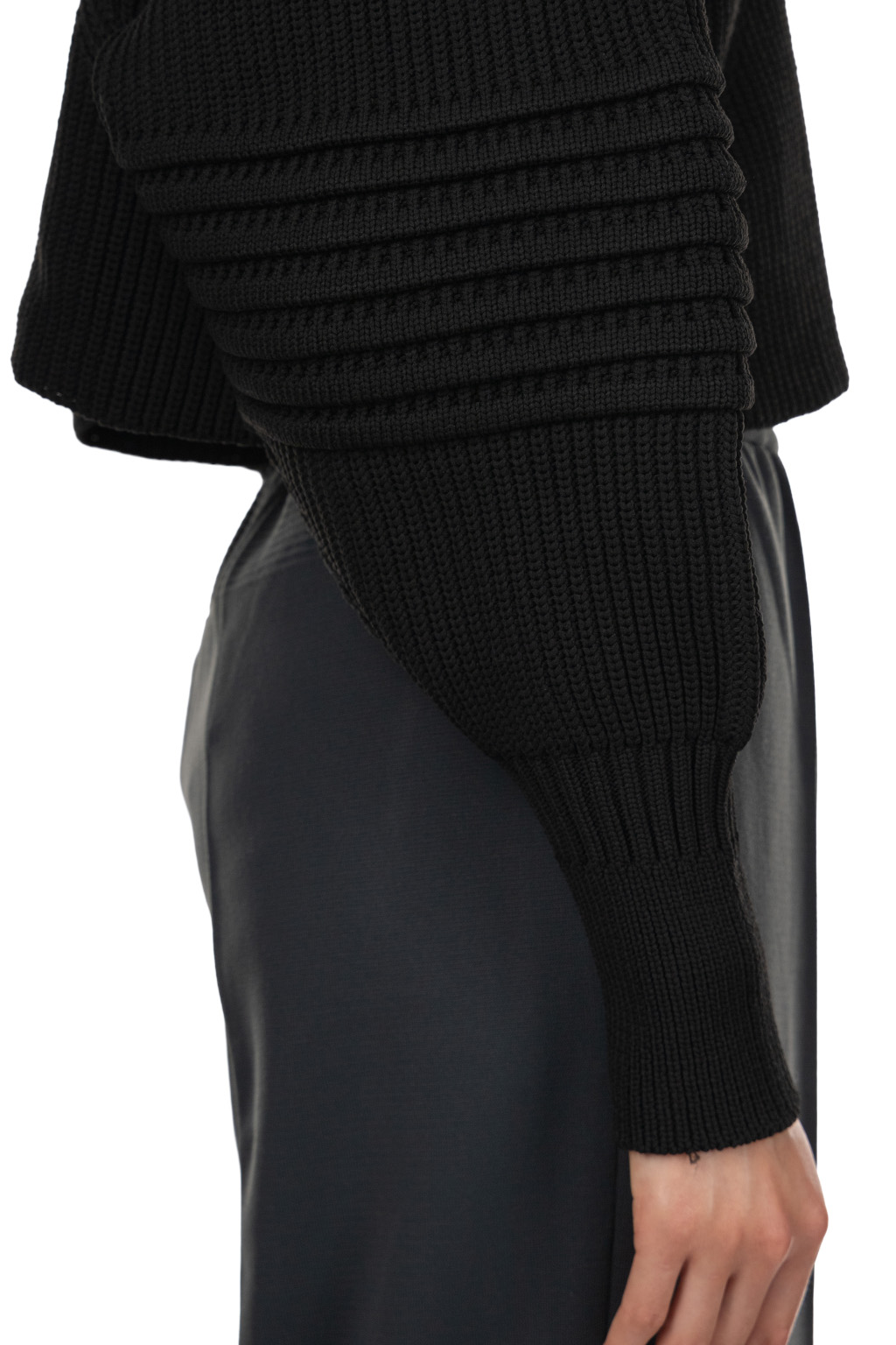 CFCL - Low Gauge Highneck Cropped Pullover - Black